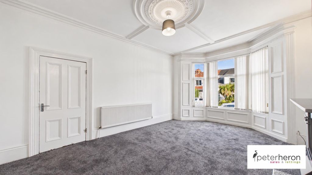 Property photo 3 of 28 Lounge