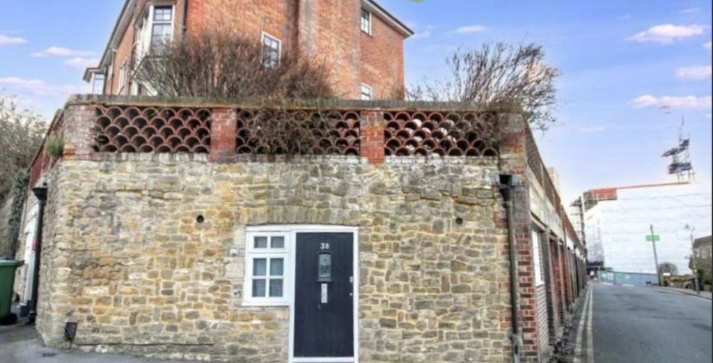 Property photo 1 of 6