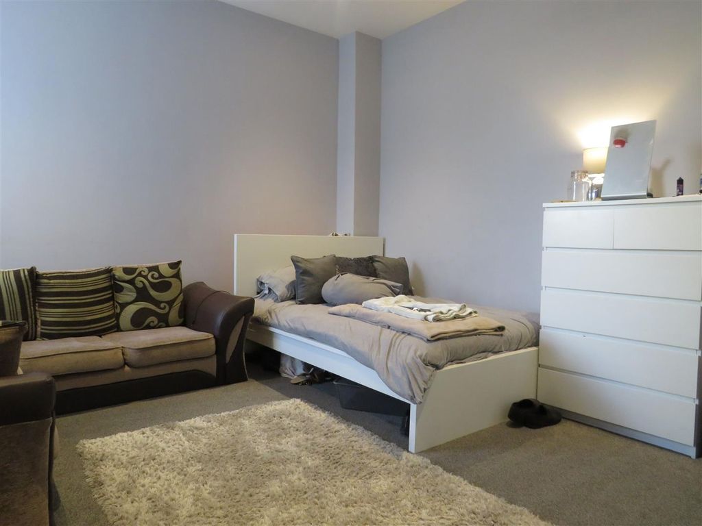 Property photo 2 of 8 Bedroom