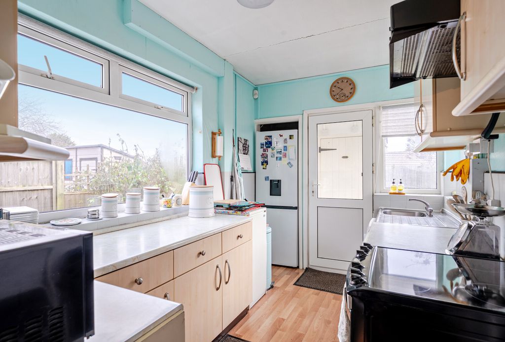 Property photo 3 of 23 1393330-15-695Cdb...