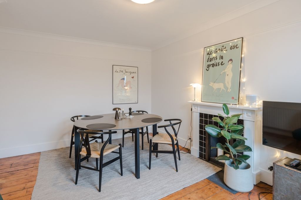 Property photo 2 of 10 Dining Table