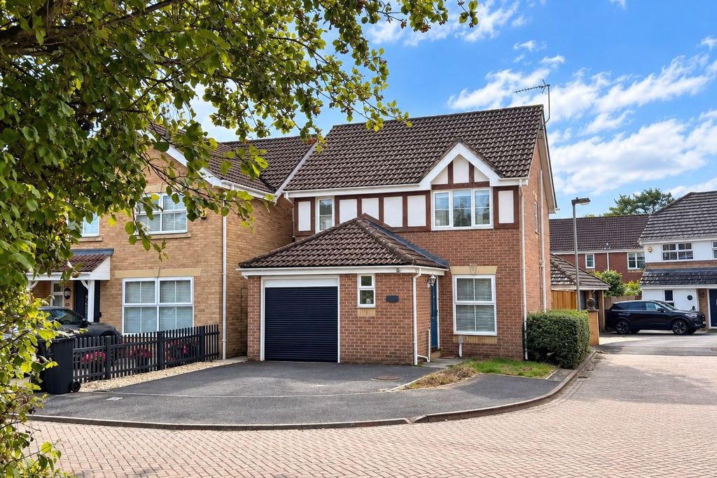Property photo 1 of 25 Three Bedroom Detached House