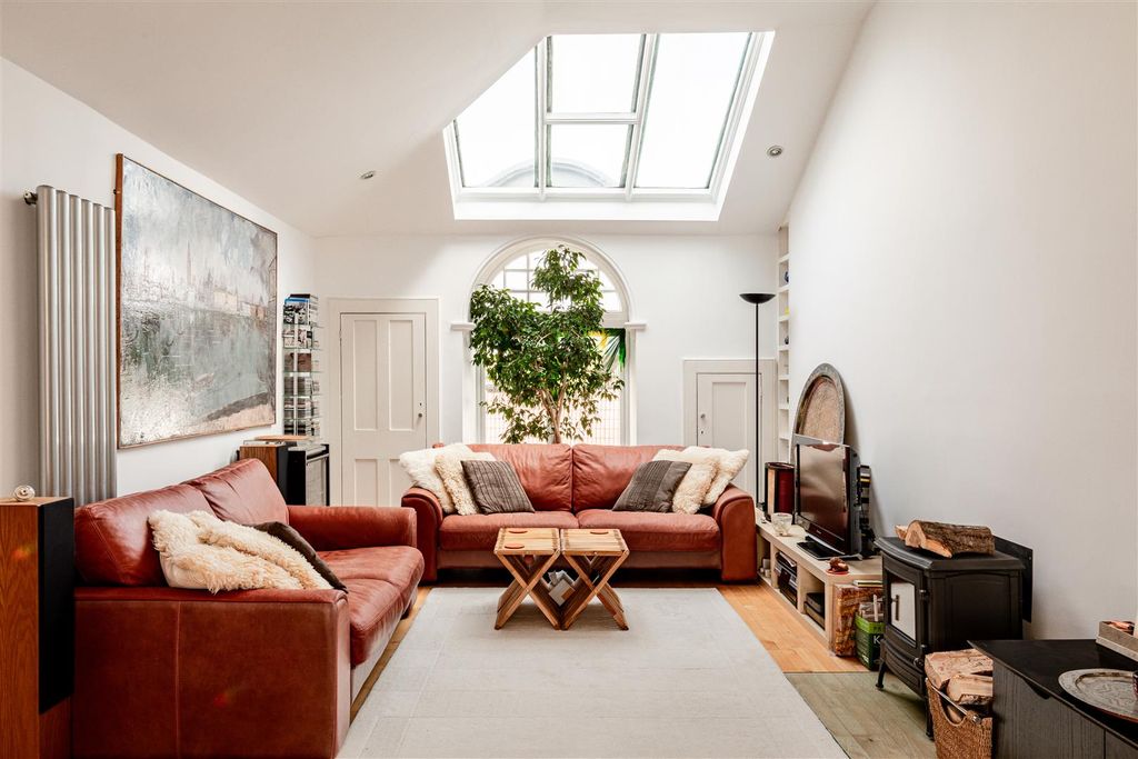 Property photo 2 of 13 Hamlet Gardens-11.Jpg
