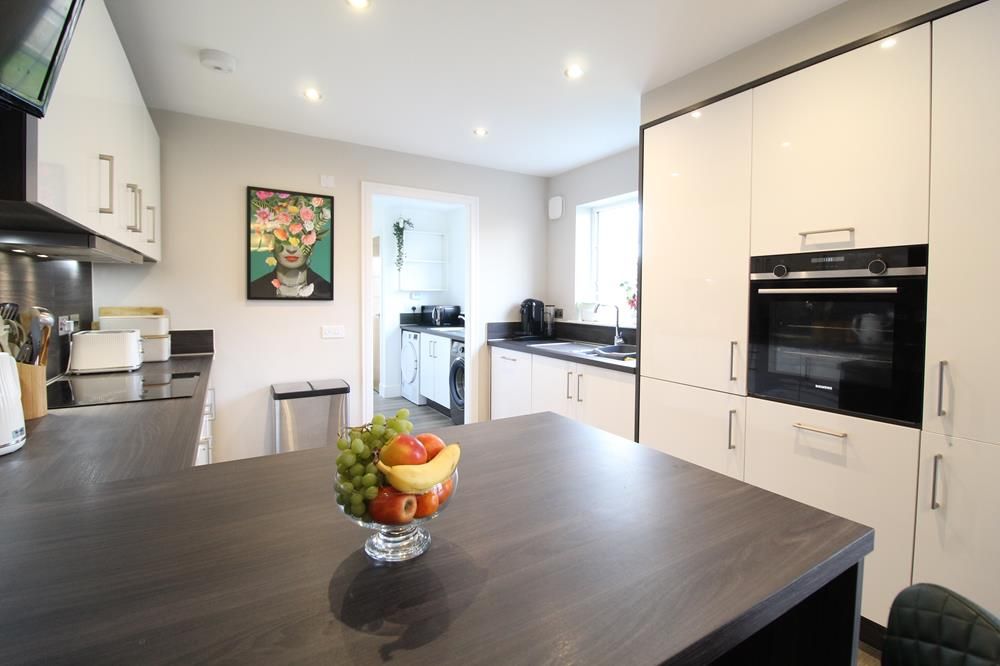 Property photo 3 of 18 Kitchen 03