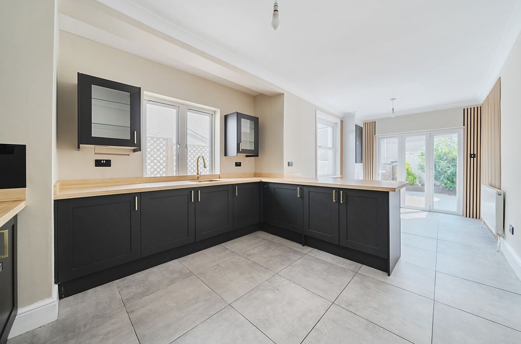 Property photo 3 of 14 1339604-11-689A34...