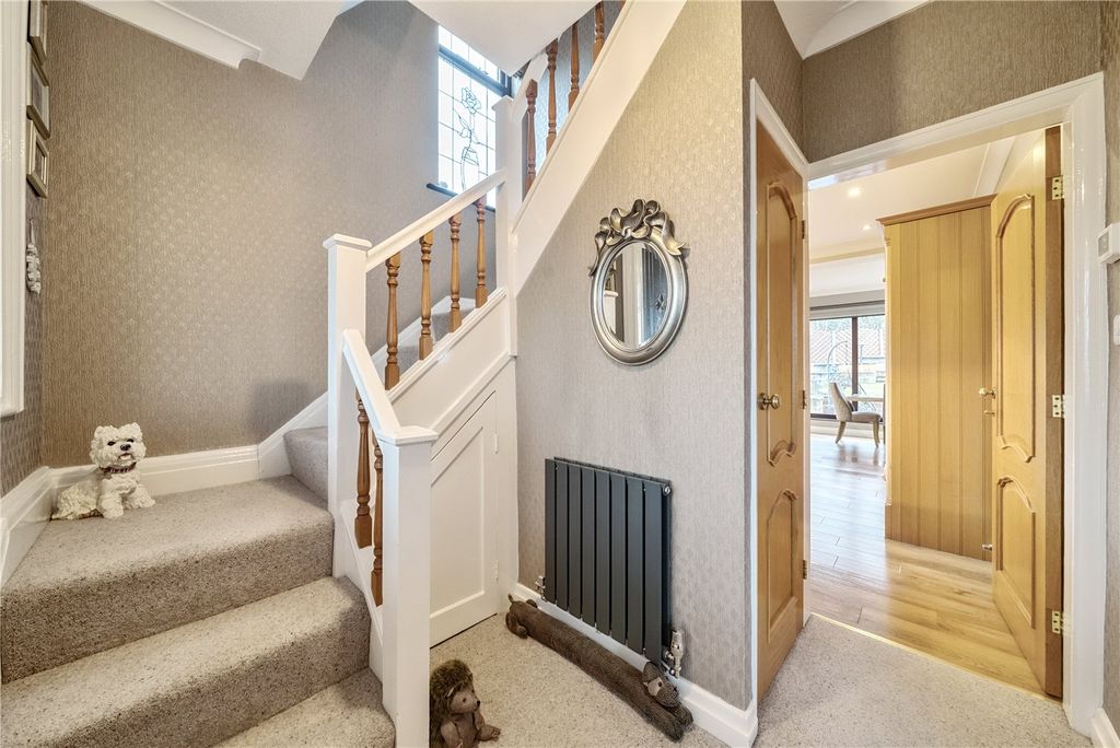 Property photo 3 of 35 Entrance Hall