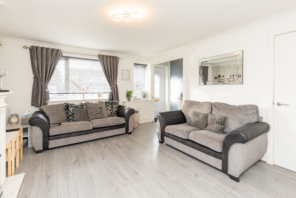 Property photo 3 of 11 Living Room