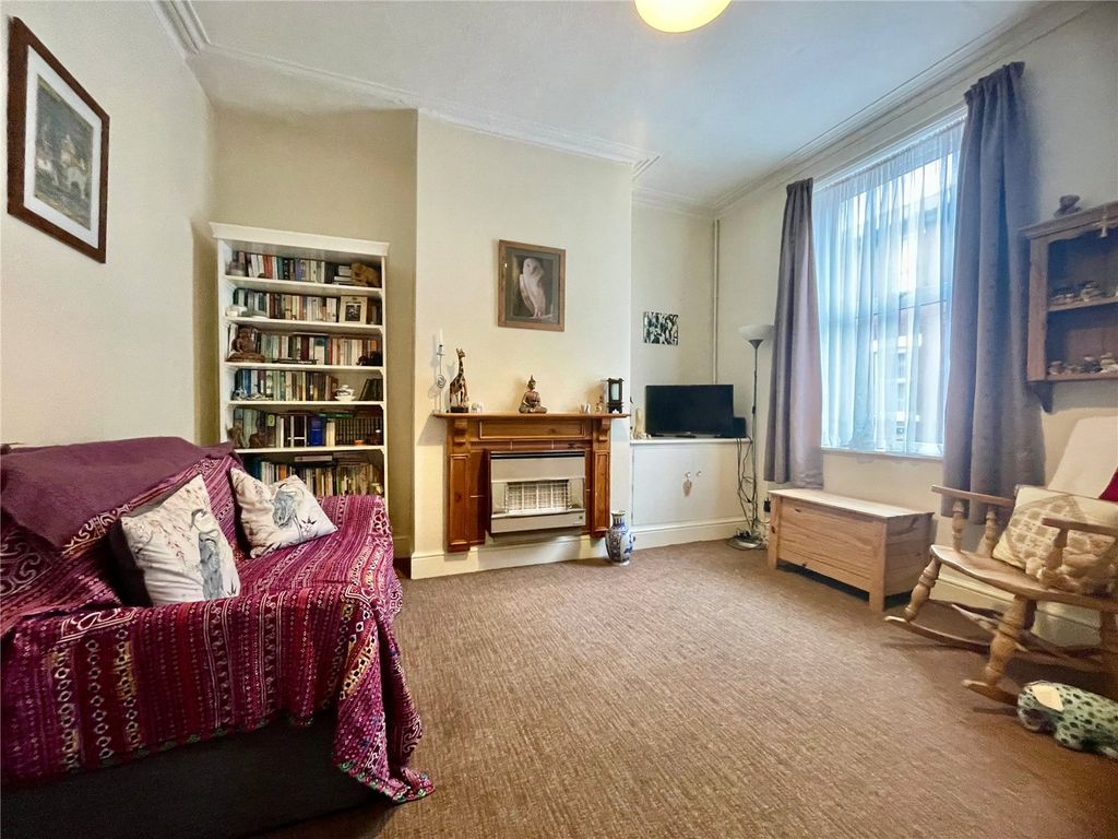 Property photo 3 of 14 Lounge