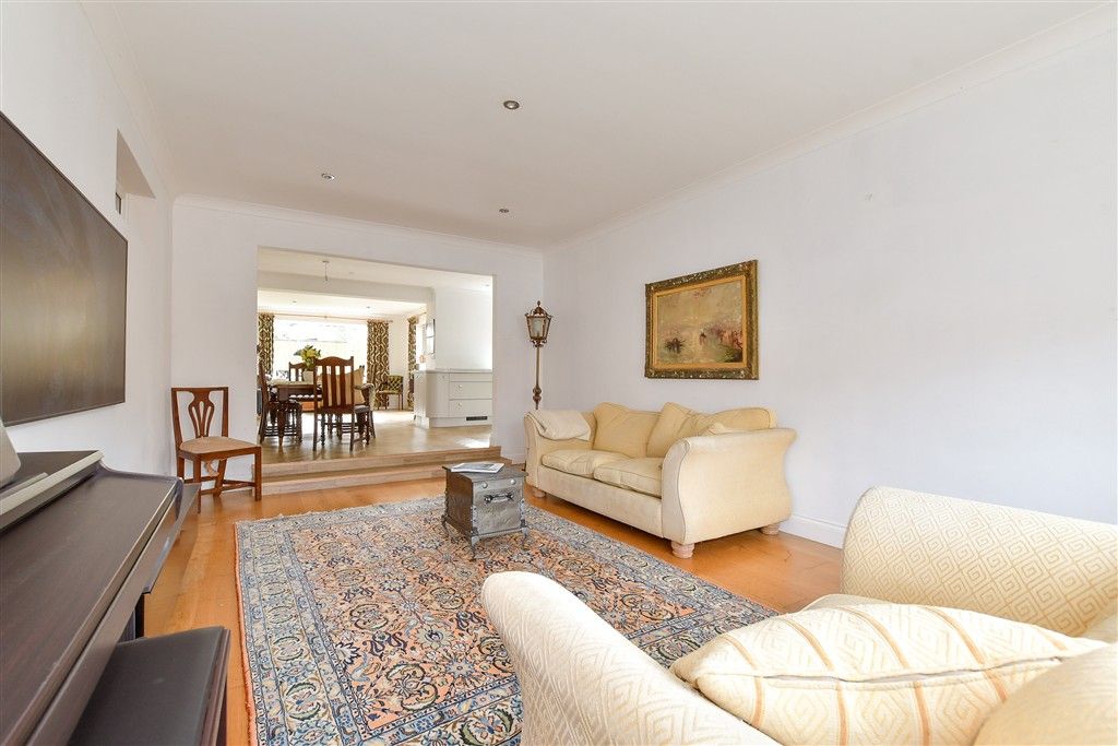 Property photo 2 of 14 Lounge