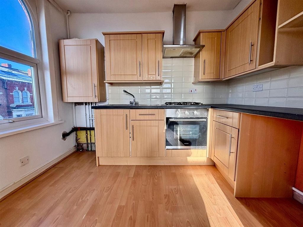 Property photo 3 of 6 Fitted Kitchen: