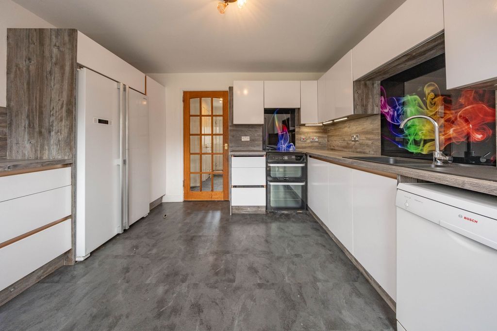 Property photo 3 of 25 Kitchen