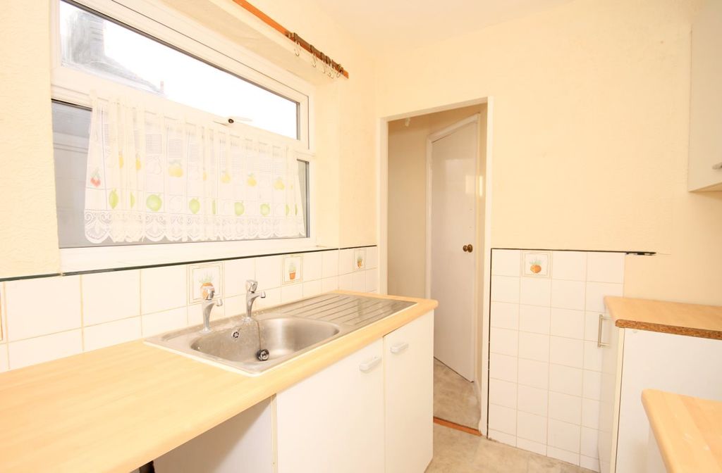 Property photo 2 of 7 Kitchen