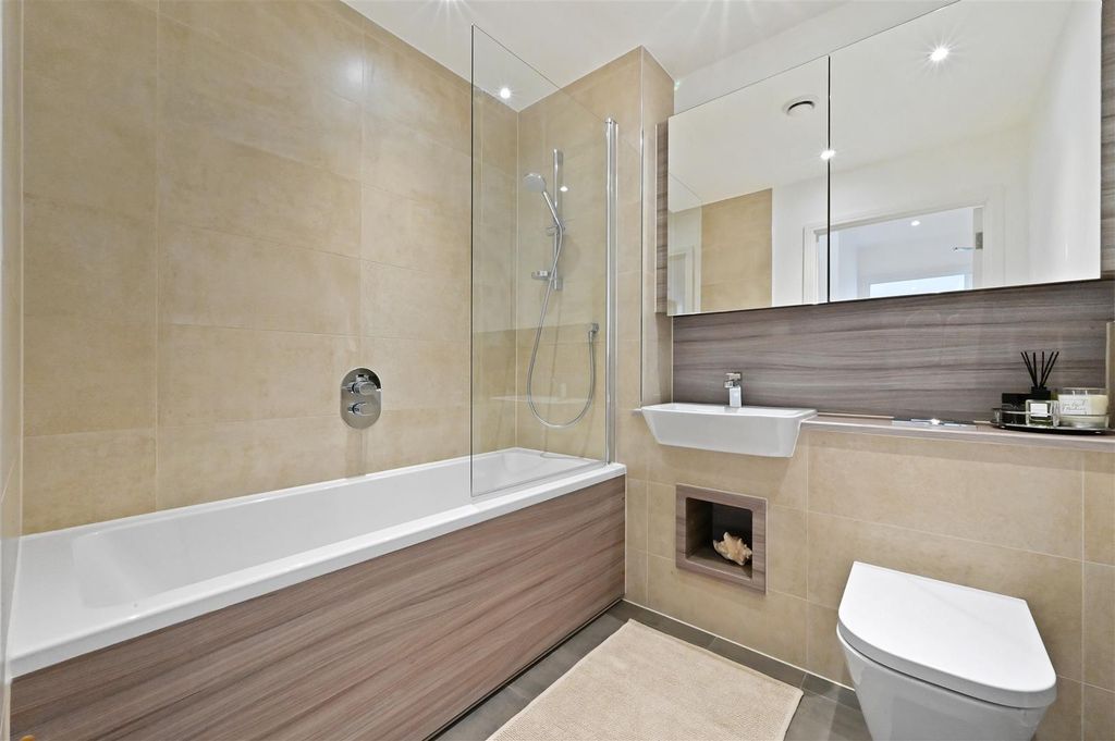 Property photo 3 of 8 27, Trevillion Mansions - Bathroom6 (1).Jpg