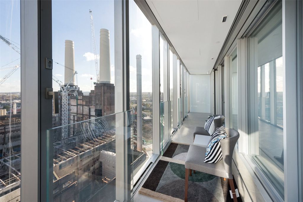 Property photo 2 of 14 Winter Garden