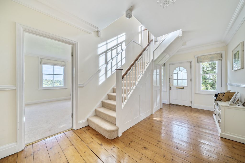 Property photo 3 of 21 Entrance Hall