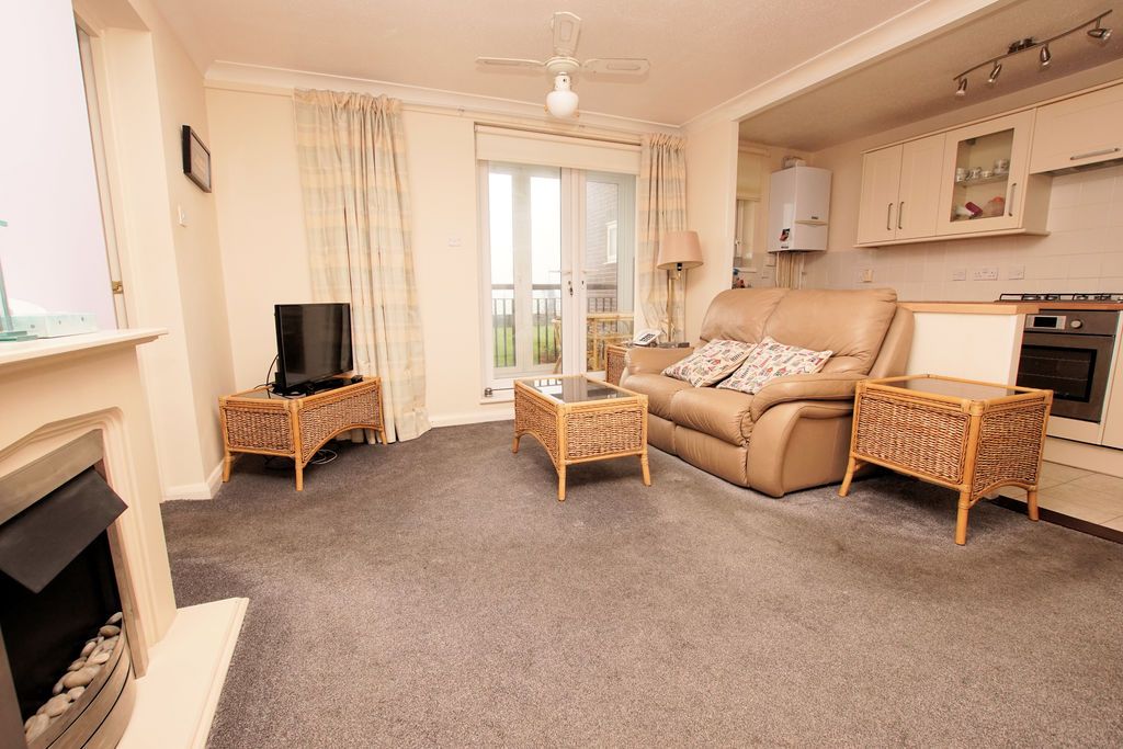 Property photo 3 of 8 Lounge