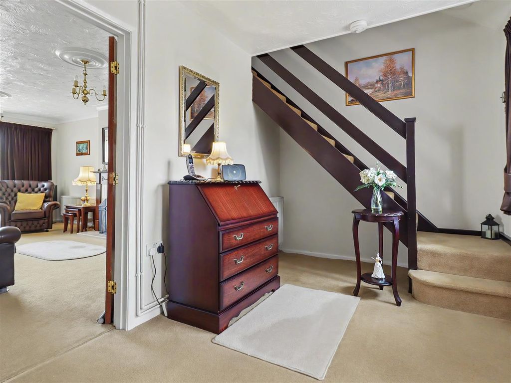 Property photo 2 of 17 Entrance Hall