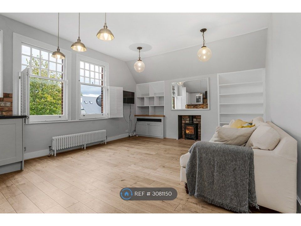 Property photo 1 of 19 Bright &amp; Spacious Living Room