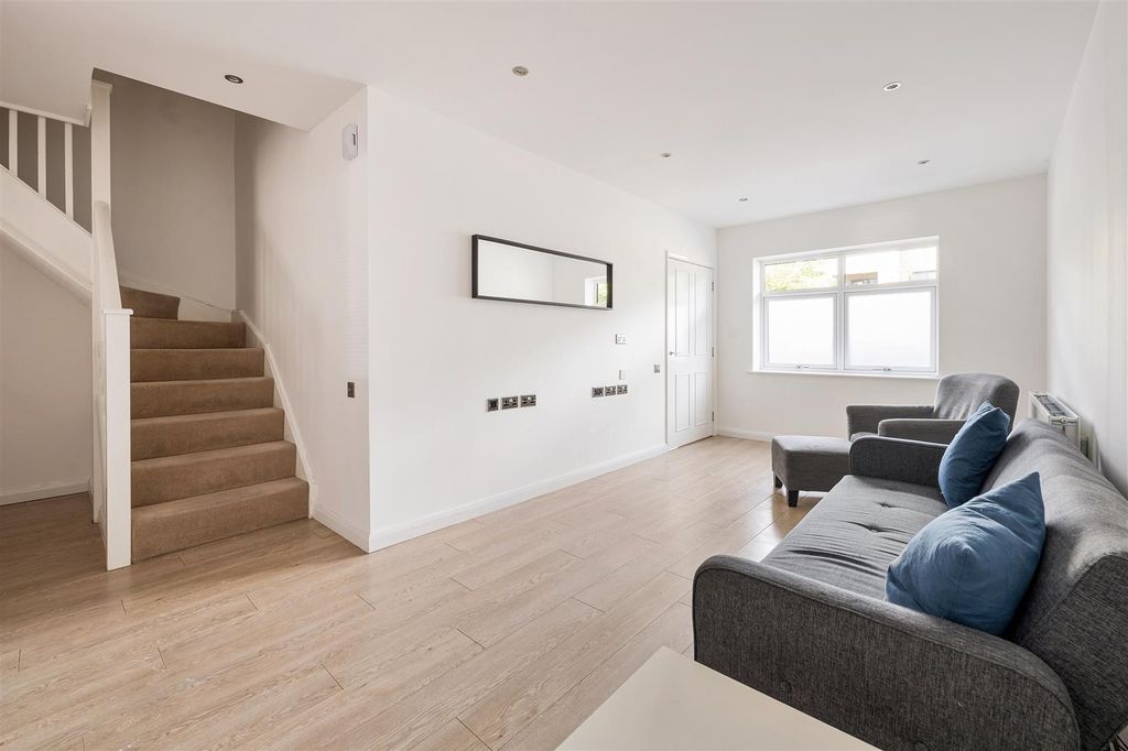 Property photo 2 of 28 Robinswood Gardens, E17