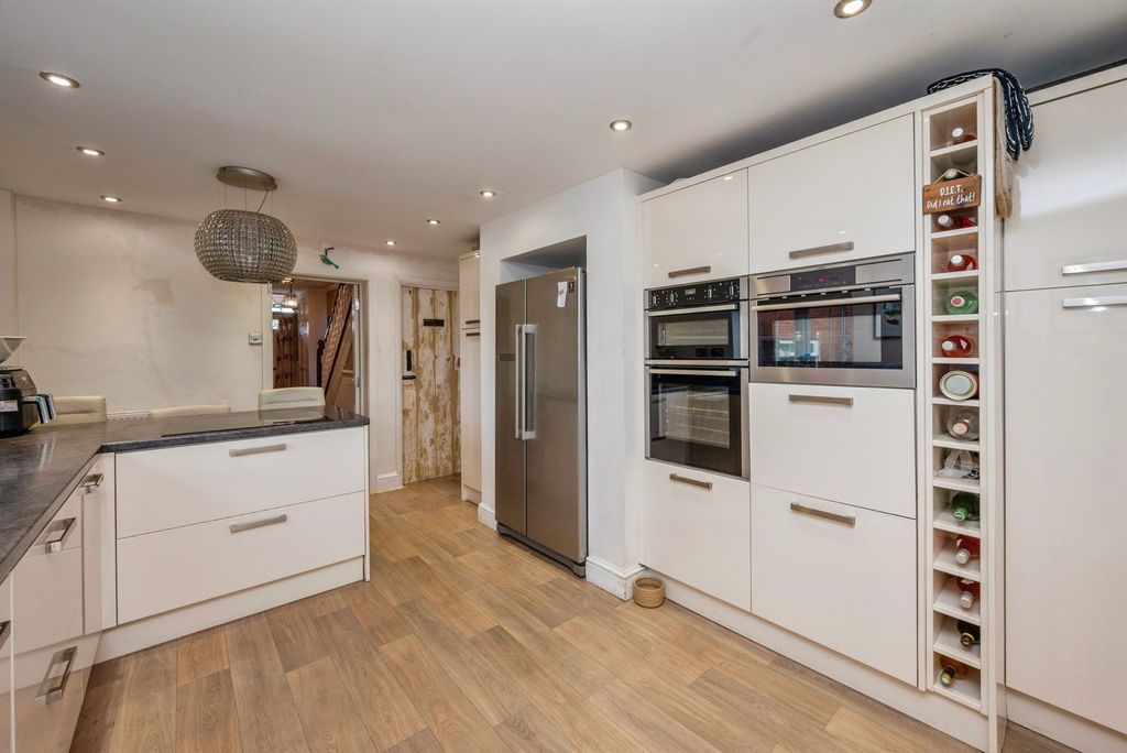 Property photo 2 of 25