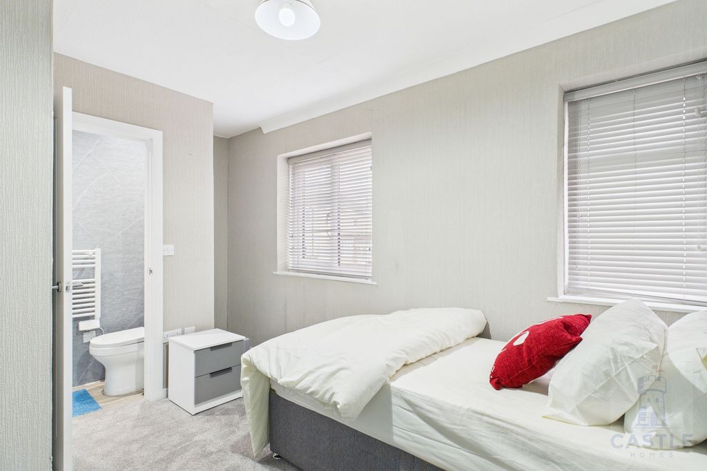 Property photo 1 of 9 Room 4