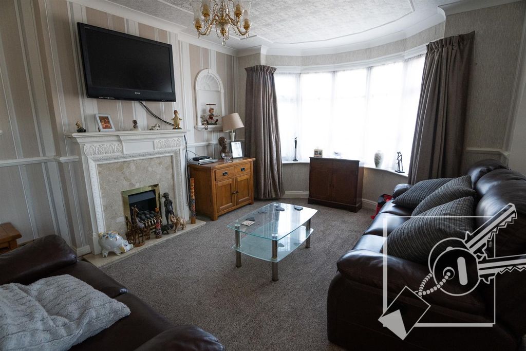 Property photo 2 of 33 Lounge