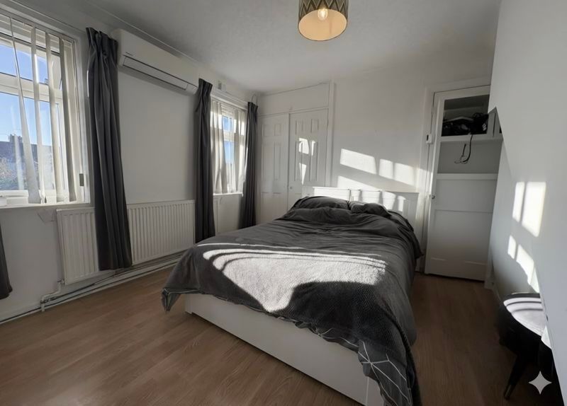 Property photo 1 of 9 Photo 4