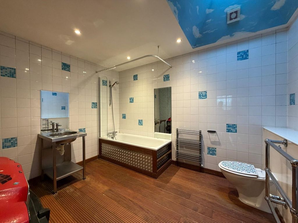 Property photo 2 of 8 Ave Rd Bathroom.Jpg