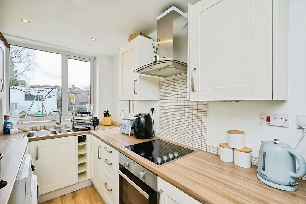 Property photo 3 of 20 Kitchen