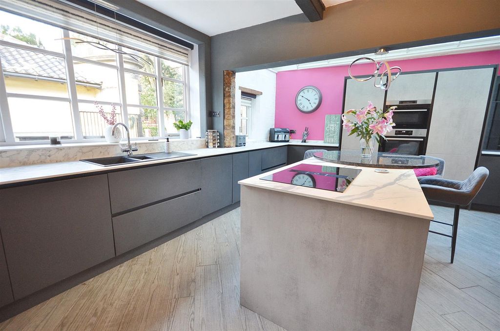 Property photo 3 of 30 Breakfast Kitchen