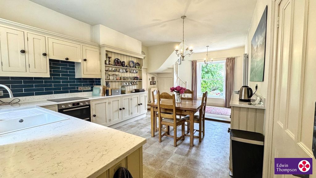 Property photo 2 of 32