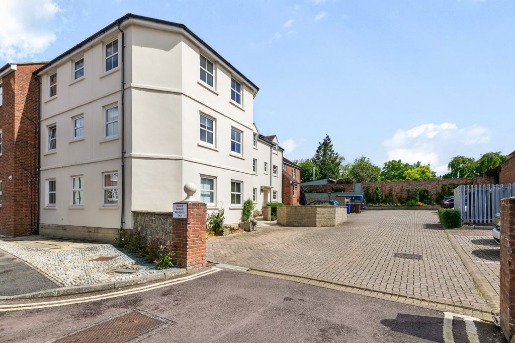 Property photo 1 of 14 Side Entrance