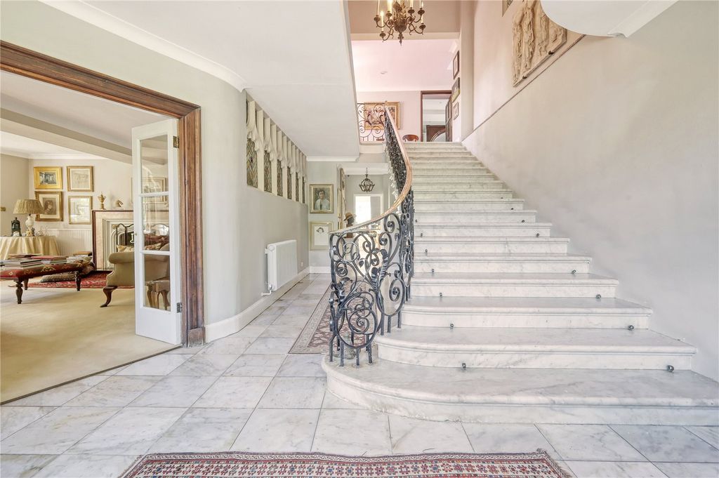 Property photo 2 of 36 Entrance Hall