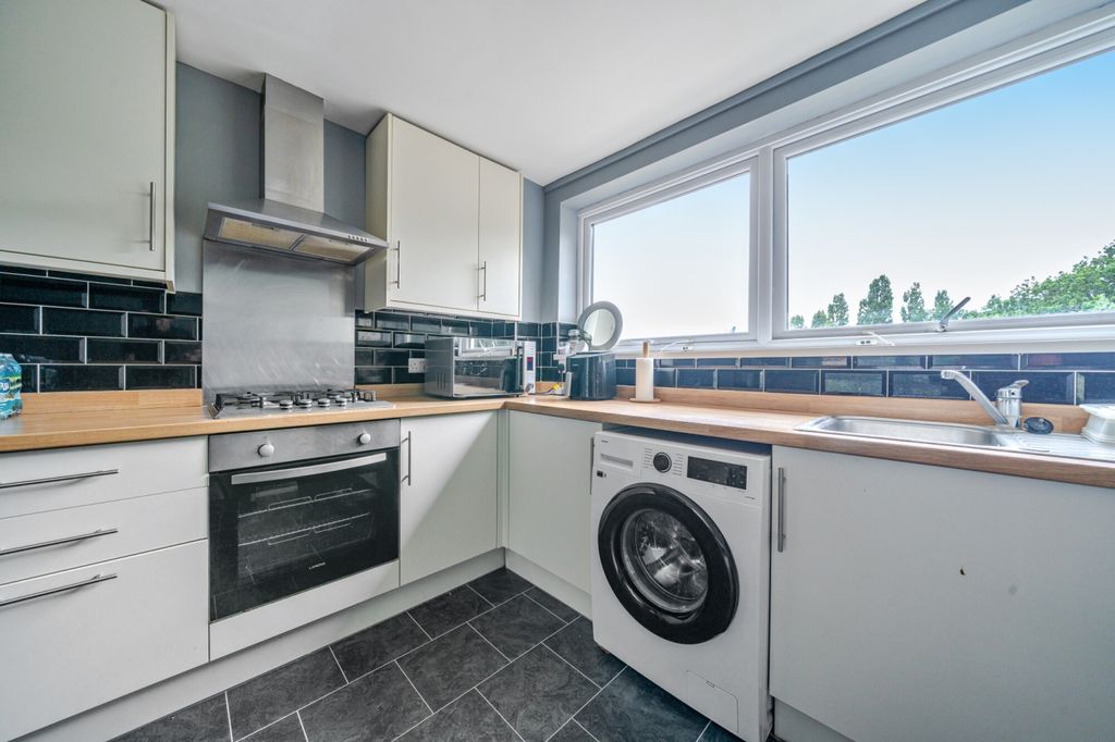 Property photo 2 of 8 1330678-7-6880B33...