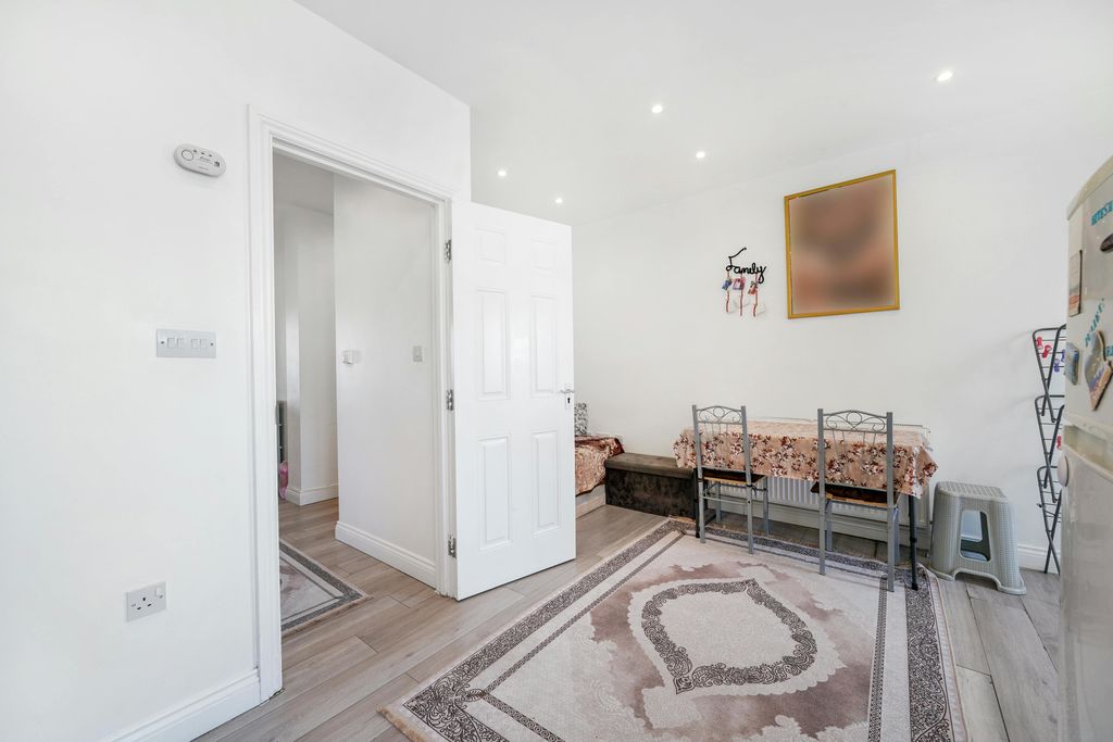 Property photo 2 of 12 Flat 1 15  15A Empire Parade Great Cambridge Road  Bb0Chv6L1H4Imwbimdzk.Jpg