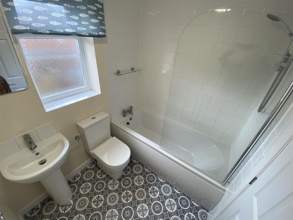 Property photo 3 of 11 Bathroom