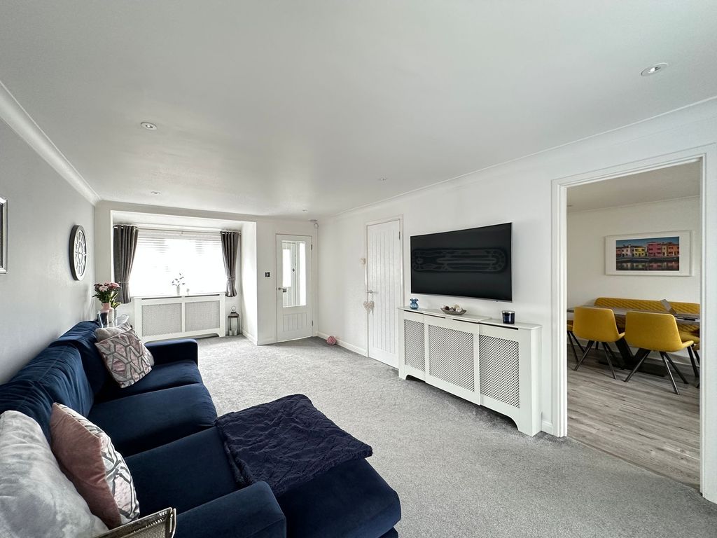 Property photo 3 of 20 Lounge