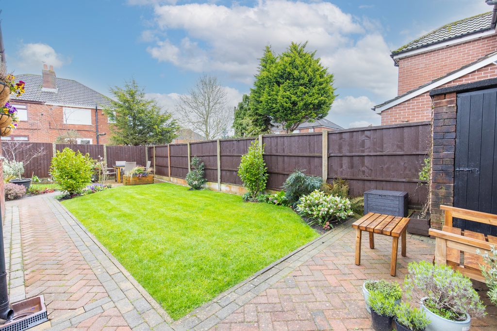 Property photo 2 of 11 Garden