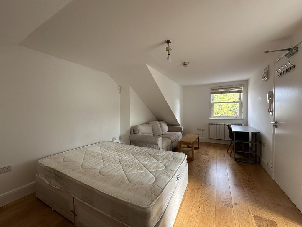 Property photo 1 of 7 Bedroom