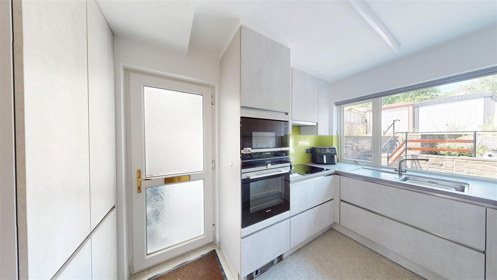 Property photo 2 of 18 Kitchen