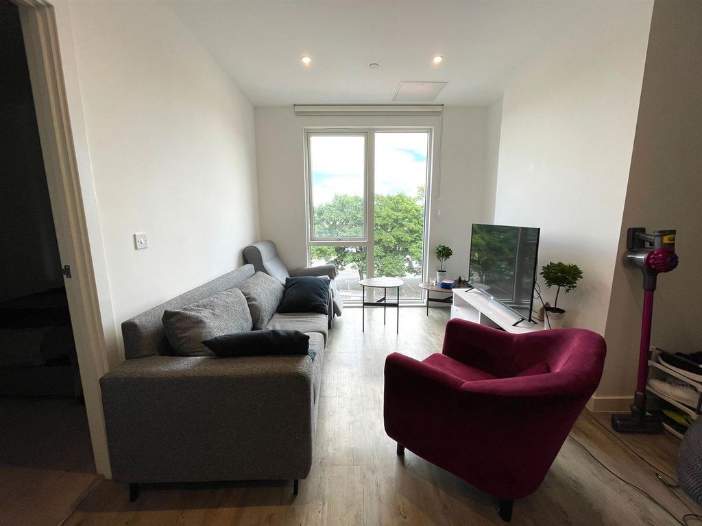 Property photo 2 of 8 Livingrm.Jpg