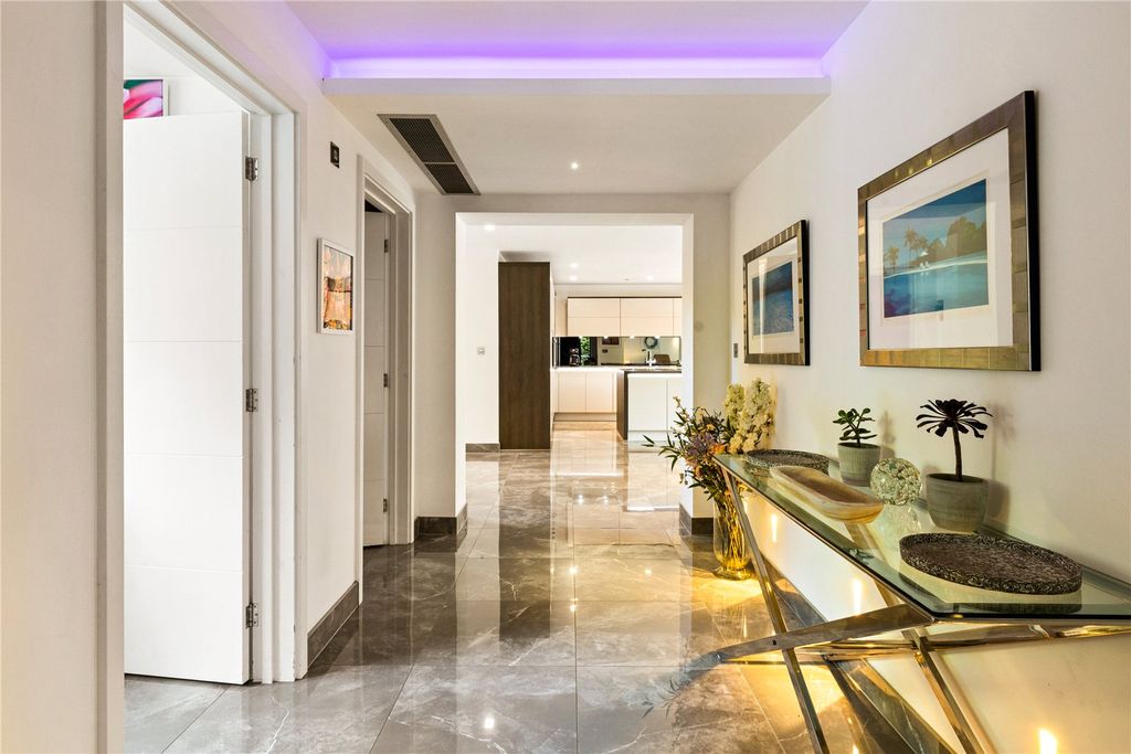 Property photo 2 of 25 Entrance Hall