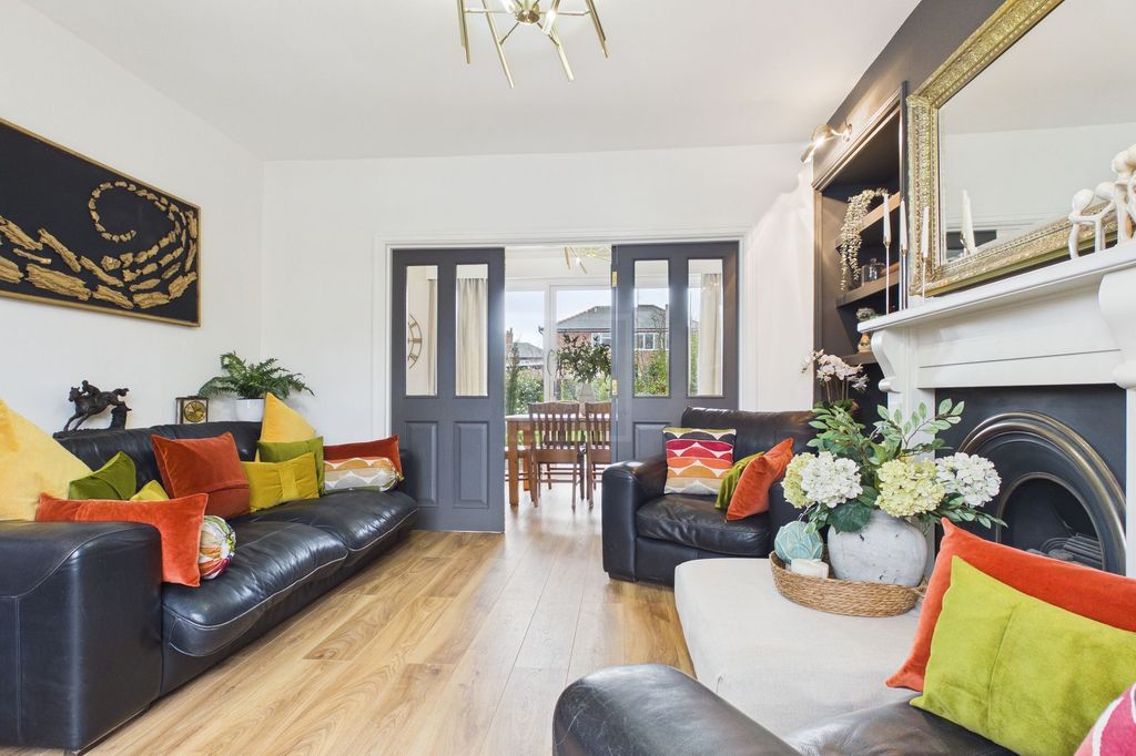 Property photo 2 of 18 Lounge