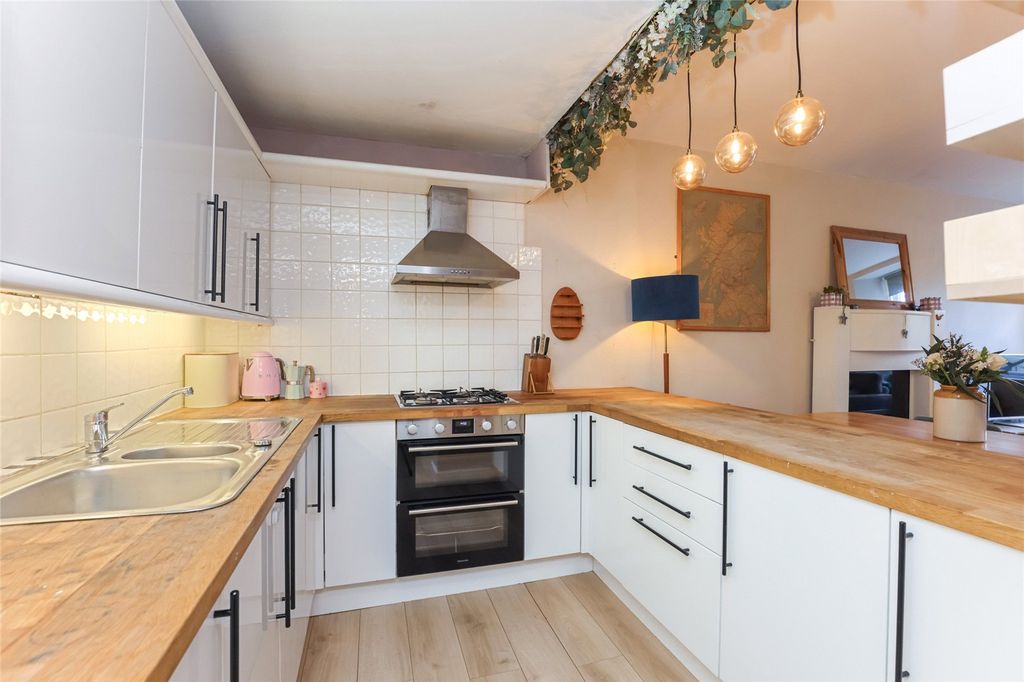 Property photo 3 of 18 Kitchen