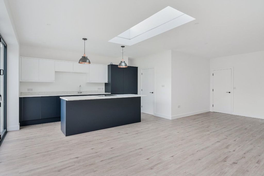 Property photo 3 of 16 Filby Road (13).Jpg