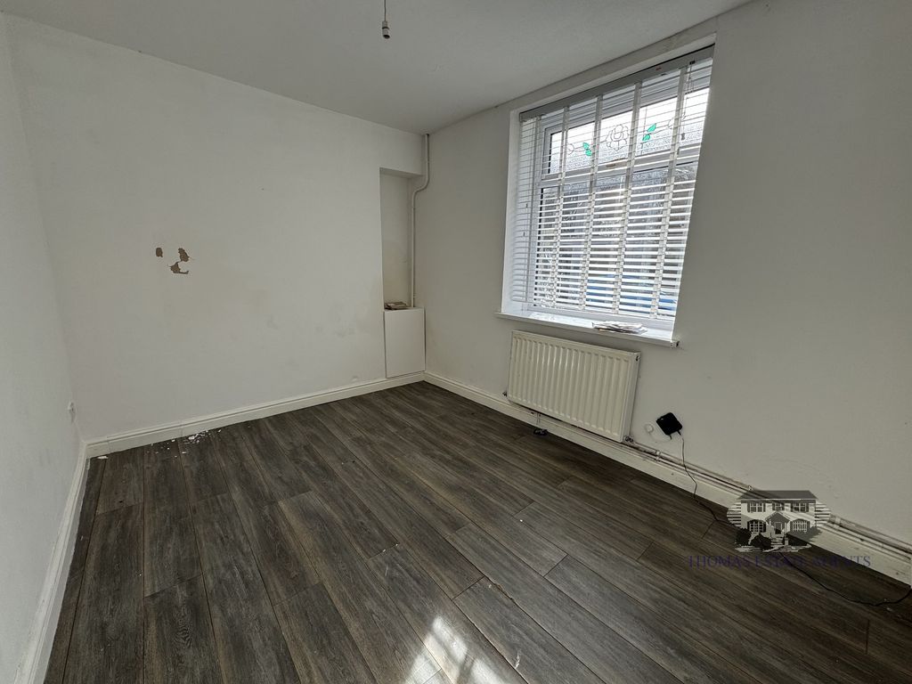 Property photo 3 of 14 Front Lounge