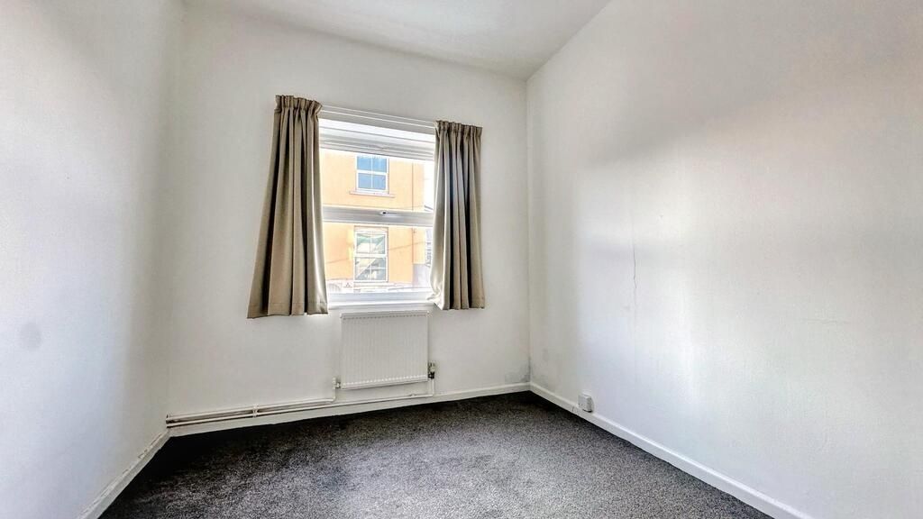 Property photo 1 of 6 Bright, Neutrally Decorated Single Bedroom With A ...