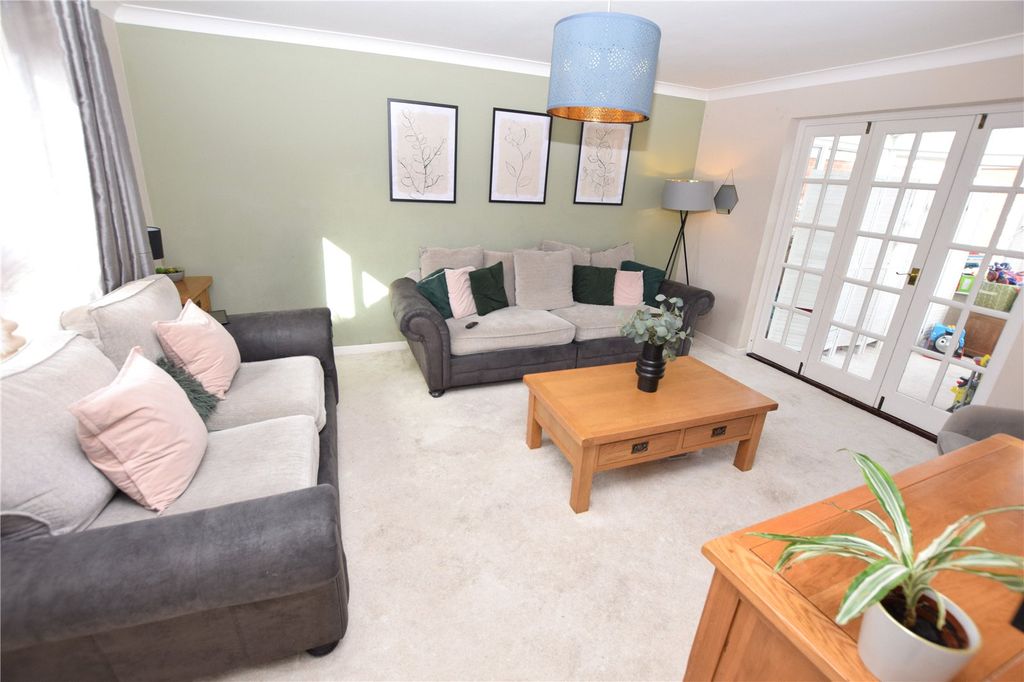 Property photo 2 of 14 Lounge