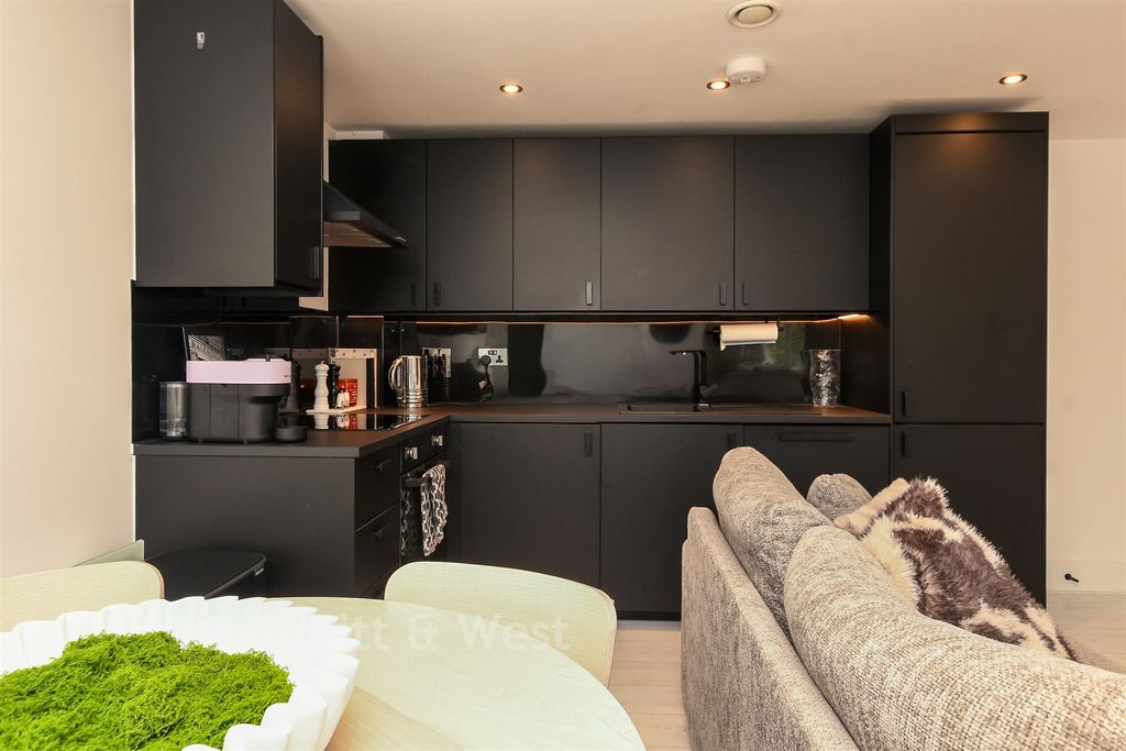 Property photo 2 of 10 Kitchen/Lounge