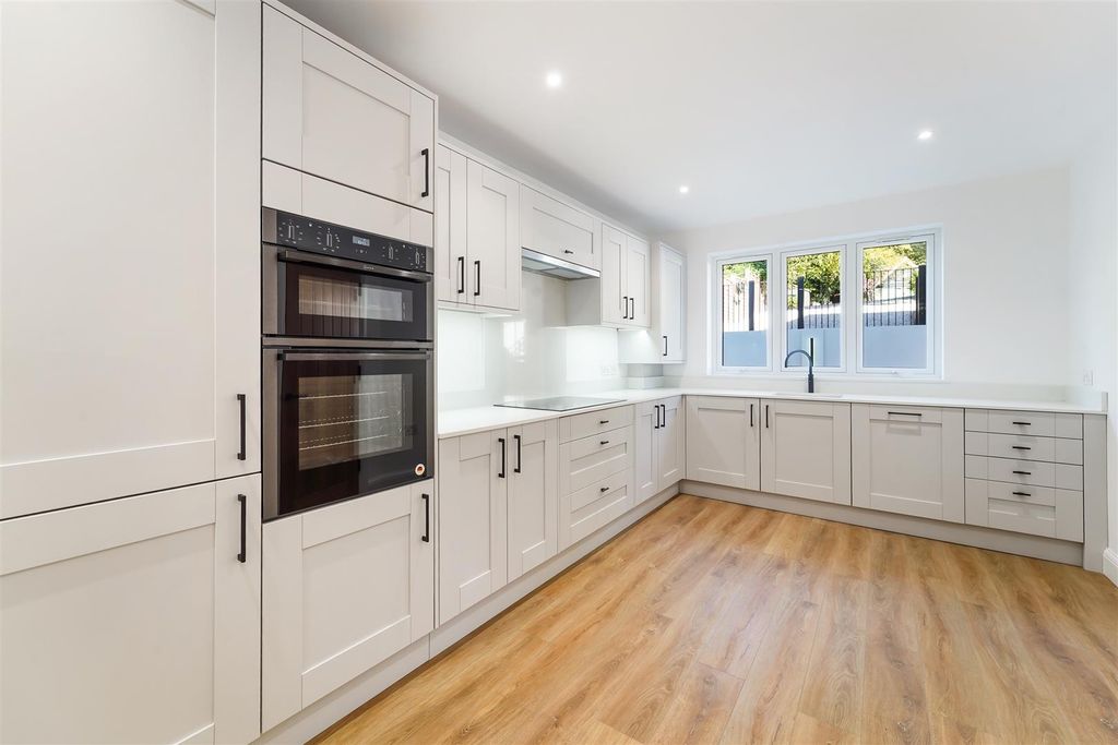 Property photo 2 of 27 Coulsdon Road, 16 (21).Jpg